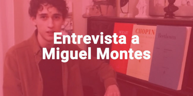 Miguel Montes junto a un piano sobre fondo rojo