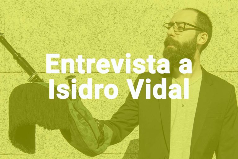Isidro Vidal con una flauta sobre fondo amarillo