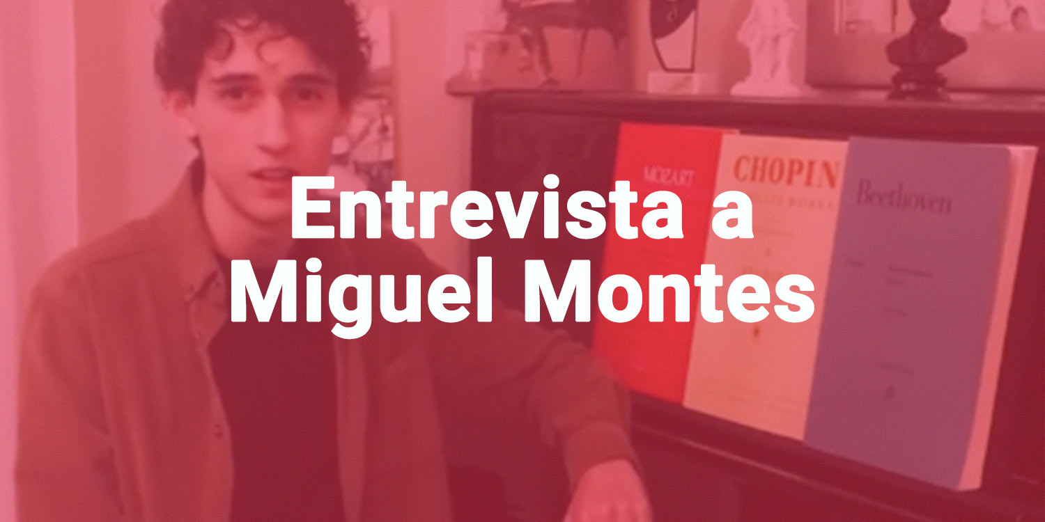 Miguel Montes junto a un piano sobre fondo rojo